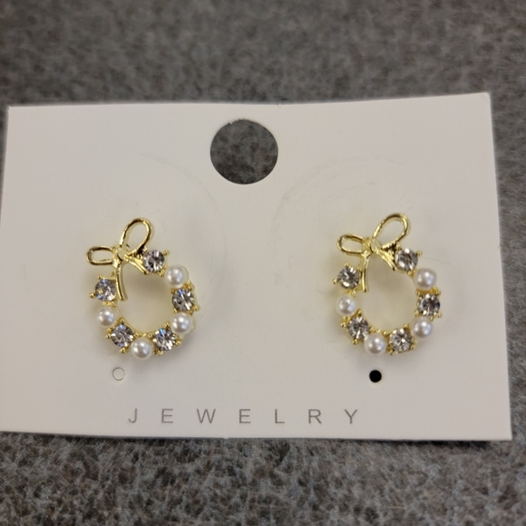 COPY - Adorable Dainty Wreath Post Earrings - Picture 1 of 1